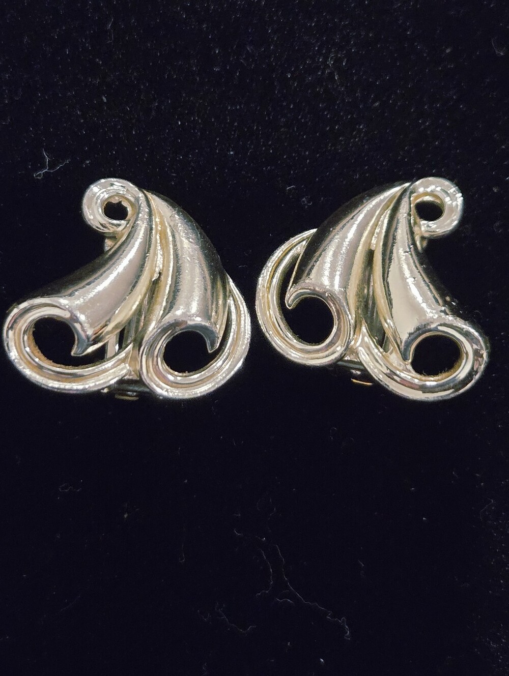 Vintage Swirl Charel Collectable Clip-On Earrings in Shiny Silver Tone